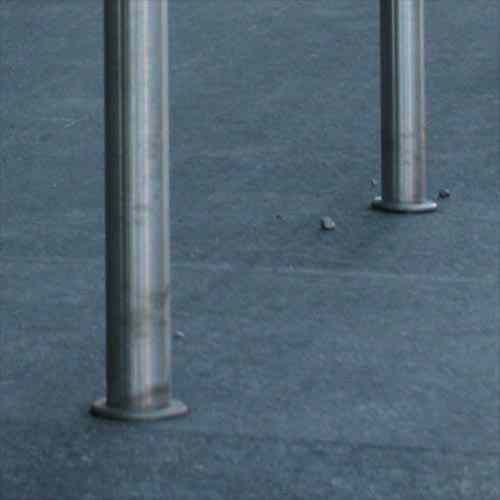 montage på gulv, fodpladen svejset til stolper med dækhætte på toppen