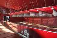 Garderobe udført af stålplader malet metallisk rød i operahuset, Krakow, Polen.