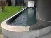 Springvand med bassin i rustfrit stål