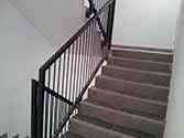 Rækværk med lodrette stænger af stålprofiler i trappeopstilling