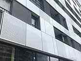 Alucobond facadepaneler monteret på bærerammer af aluminiumsprofiler