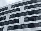 Alucobond facadepaneler og balkonrækværk af stålprofiler