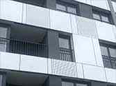 Alucobond facadeplader, bag det balkonrækværk af stålprofiler