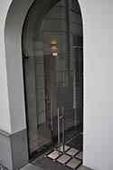 Indgangsdør med dørblade i helglas og beslåning i rustfrit stål