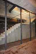 Indvendige glasskillevæg i en trappeskakt. Monteret på gulv og loft ved hjælp af stålprofiler. Glasplader monteret med fix-points