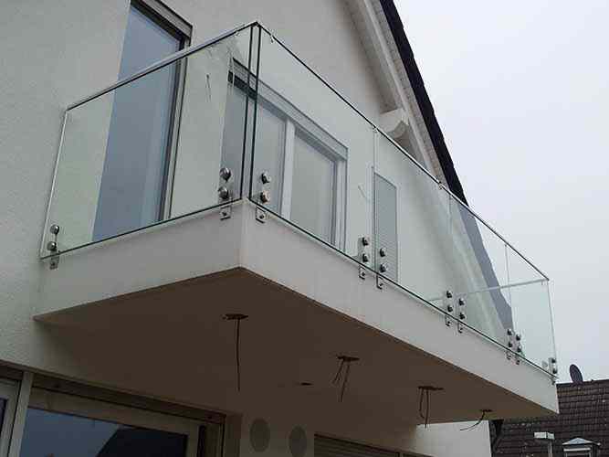 Stolpefrit glasgelænder med rustfri overligger på balkonen.