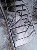 Udenfor trappe med konstruktion af rustfri stålprofiler, trappetrin af aluminium plader og rustfri gelænder