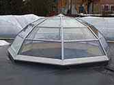 Glas kuppel lavet af sikkerhedsglasplader monteret på struktur i stålprofiler på taget