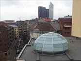 Glaskuppel af sikkerhedsglasplader monteret på struktur i stålprofiler på taget