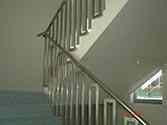 Stålgelænder til trappe. Rørformet rustfrit håndliste og stolper af rektangulære formede dekorative stålrammer