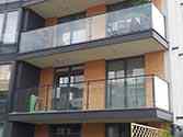 Balkon gelænder med glasudfyldning. Glaspaneler monteret med fix-points i rustfrit stål