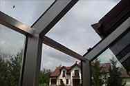 Glasplader monteret på understøtningsstruktur i rustfrit stålprofiler